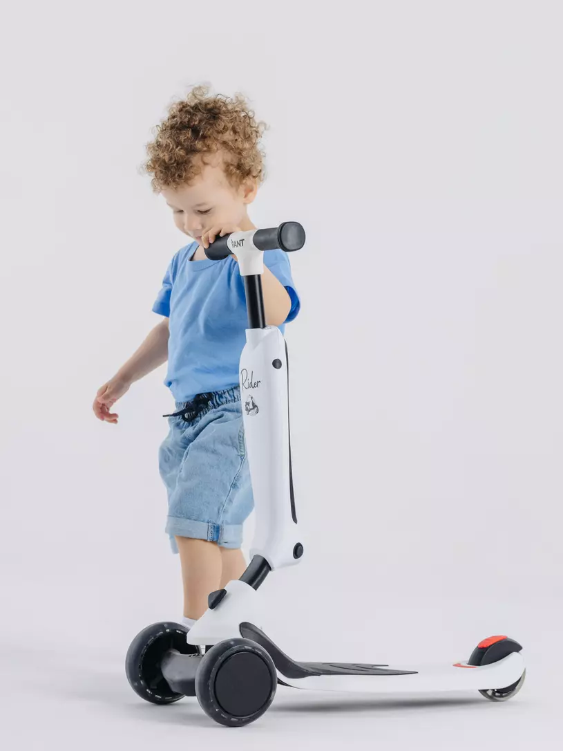 Беговел-самокат Rant Rider со светящимися колесами белый