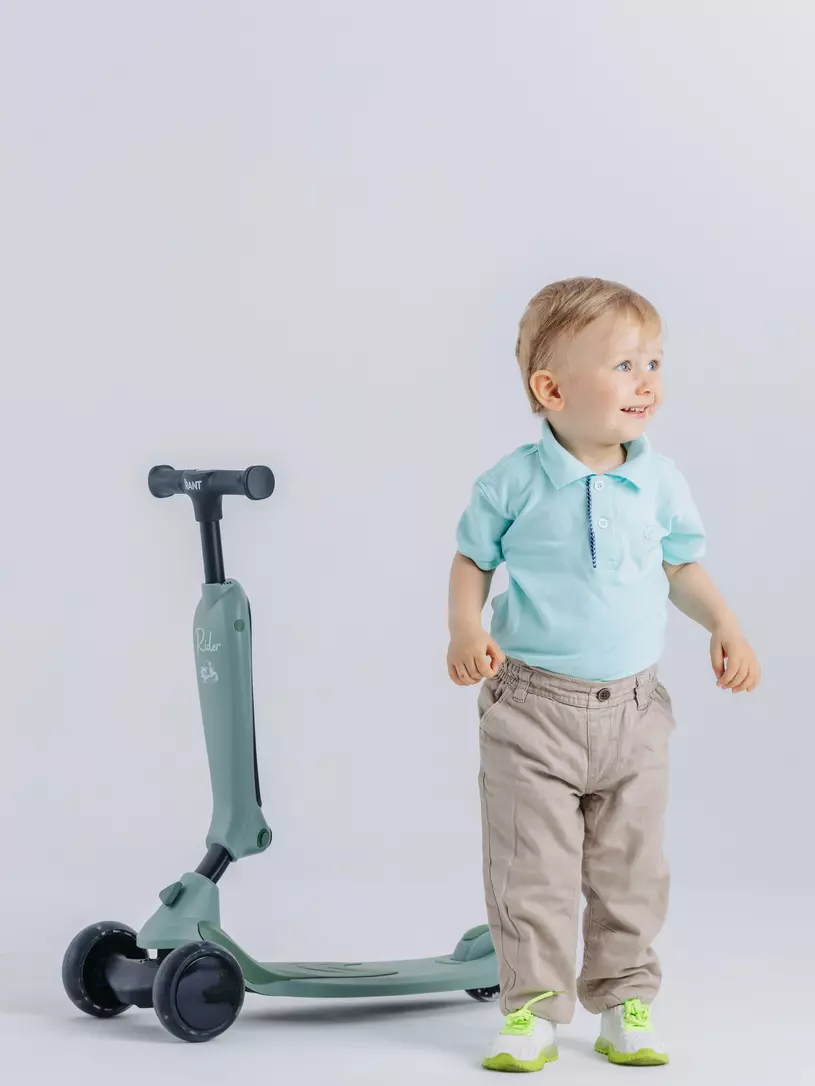 Беговел-самокат Rant Rider со светящимися колесами зеленый